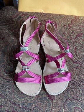Olive & Edie Gabriella Fuchsia Girl’s Sandals / Shoes Size 12